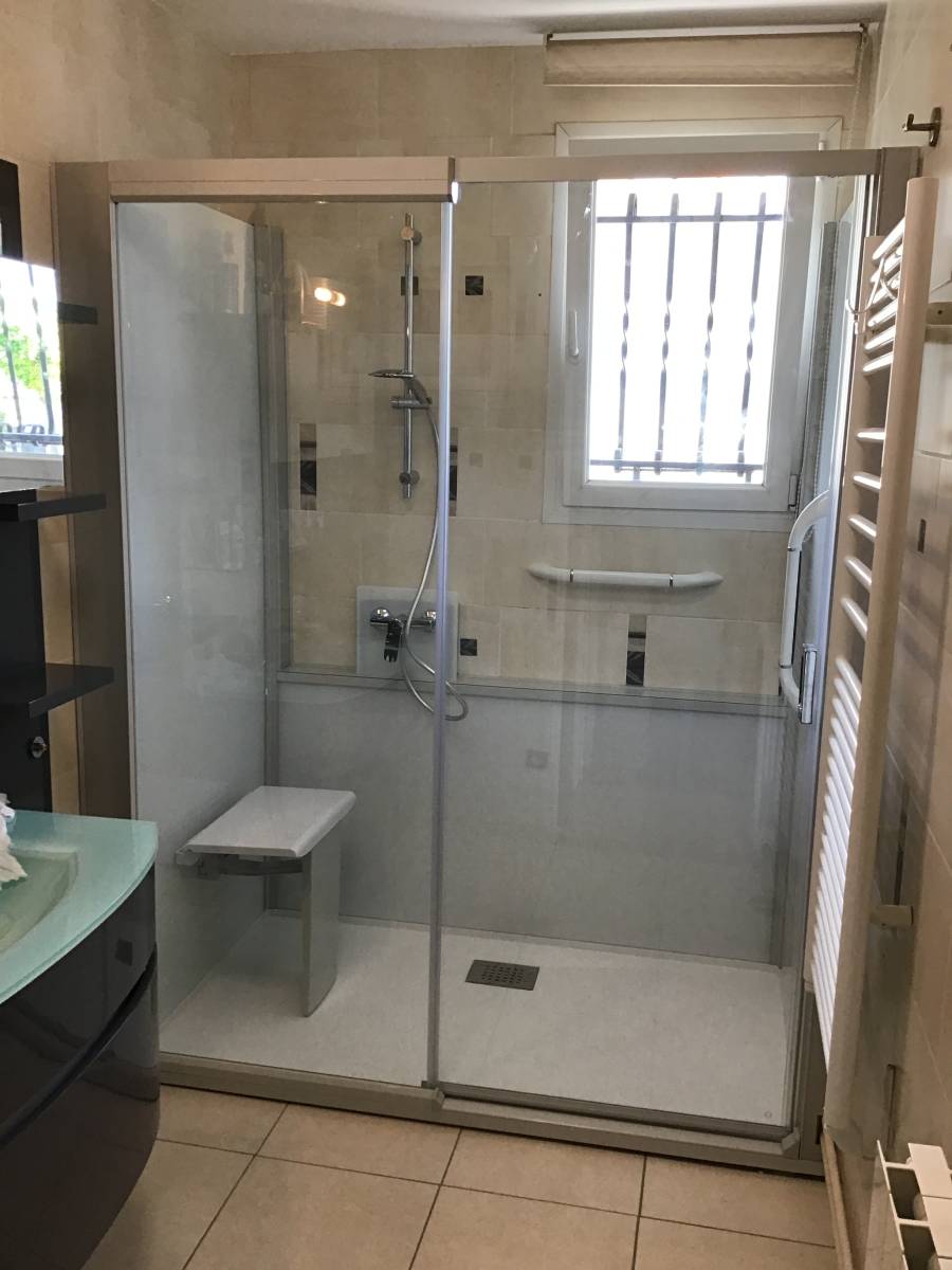Douche à l’italienne pour personnes agées seniors Bordeaux en Gironde en neuf et rénovation, équipements haut de gamme modernes posés sur mesure