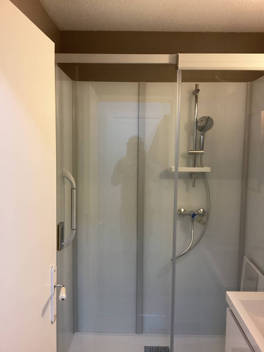 Votre AMO vous accompagne dans le remplacement de votre baignoire par une douche accessible sénior sur bordeaux