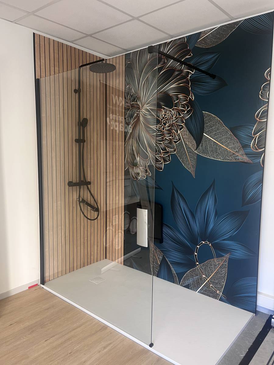 Salle de bain moderne pour PMR et séniors avec siège, barre d'appuie, receveur à bordeaux 