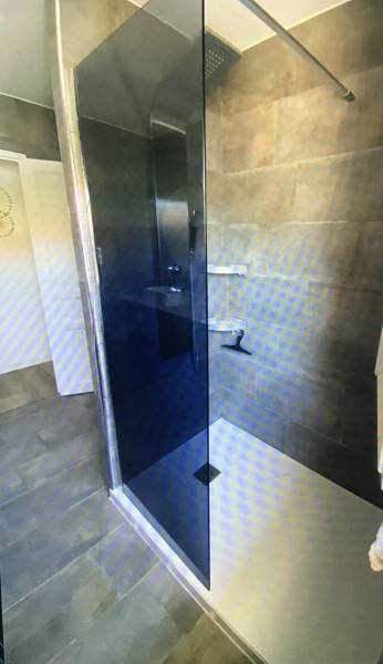 Remplacer une baignoire par une douche sénior sur Bordeaux et ses environs 33000