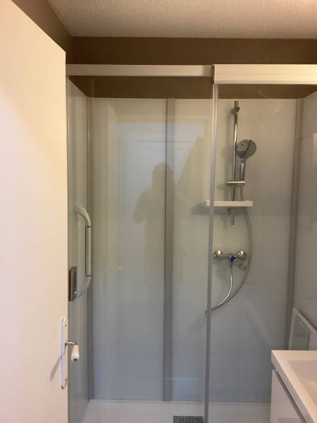 Votre AMO vous accompagne dans le remplacement de votre baignoire par une douche accessible sénior sur bordeaux