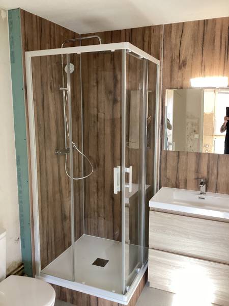 Aménager une salle de bain de 9 m2 en remplacant une baignoire