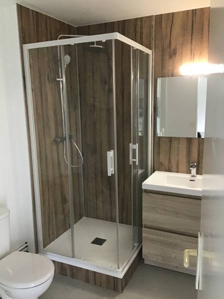 Aménager une salle de bain de 9 m2 en remplacant une baignoire