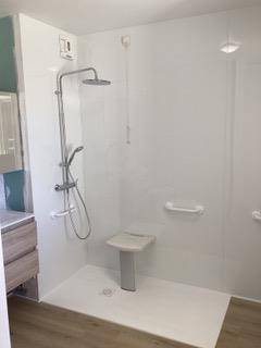 Une douche à l'italienne est une solution pratique pour le confort et l'accessibilité sur Bordeaux 33000