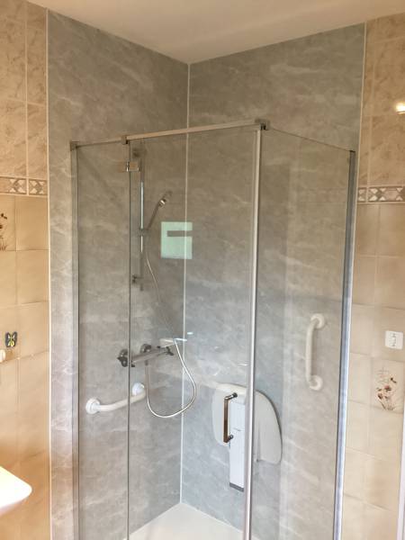 Remplacer votre baignoire en douche sécurisée  pour personnes âgées