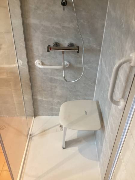 Siege rabattable pour douche sénior sécurisée. 