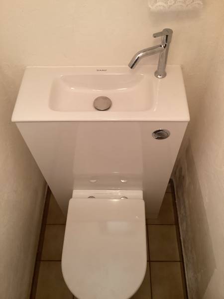 WC avec lavabo intégré pour espace accessible pour sénior 