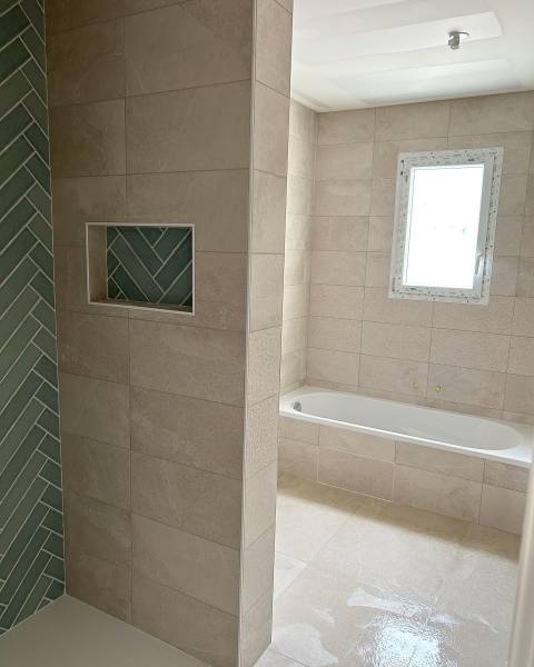 Du zellige au bois noble : les matériaux incontournables pour une salle de bain moderne inspirée des hôtels de luxe à Bordeaux