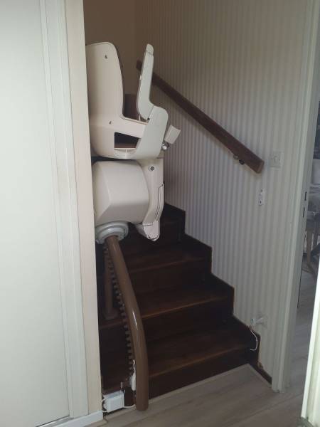 Installation d’un monte-escalier sécurisé droit dans une maison à Pessac, près de Bordeaux (33)