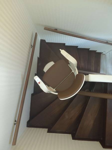 Monte-escalier tournant installé par Help Confort chez un particulier à Mérignac en Gironde