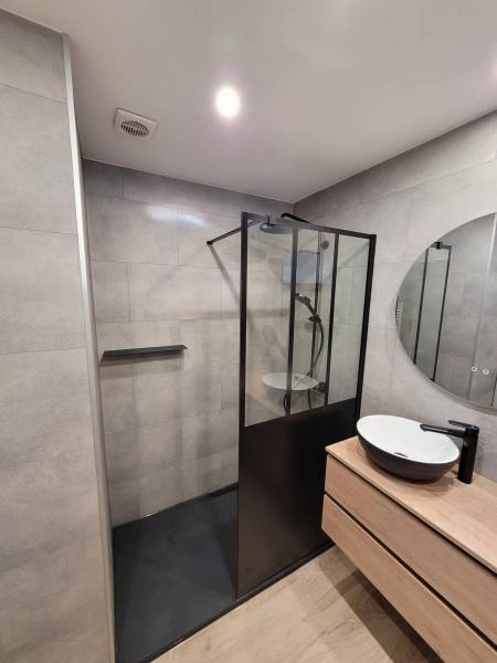 Moderniser une salle d’eau à Bègles vers Bordeaux avec verrière atelier et carrelage effet pierre naturelle