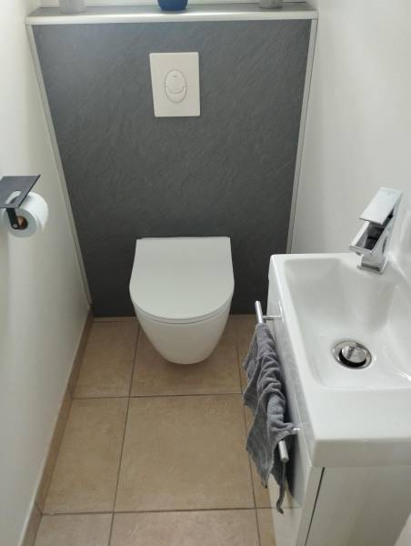 Installer un WC moderne à Canéjan près de Bordeaux avec mobilier mural et finitions mates tendance