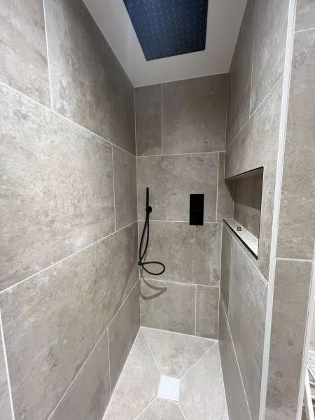 Transformez votre intérieur avec une salle de bain moderne à Bordeaux inspirée des suites luxueuses d’hôtels prestigieux