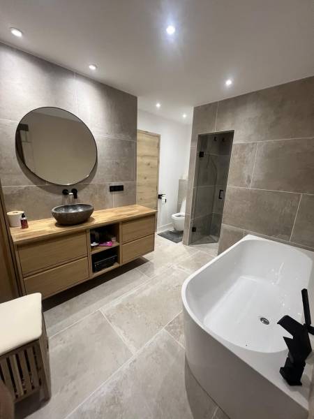 Aménagez une salle de bain contemporaine et élégante à Bordeaux pour recréer l’atmosphère raffinée des hôtels cinq étoiles