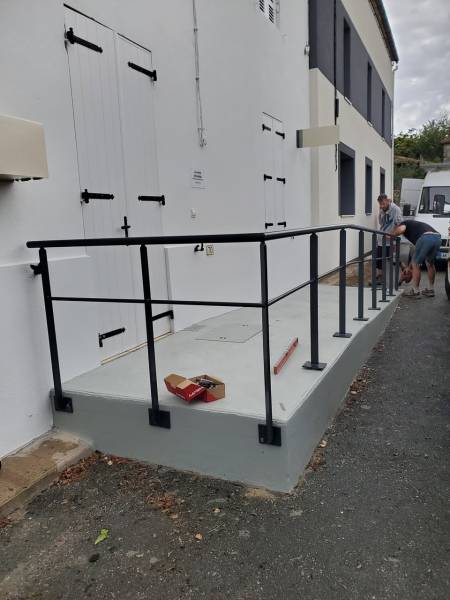 Rampe d’accès amovible ou fixe : quelle solution privilégier pour sécurisé sont accès au logement pour séniors et PMR à Bordeaux ?