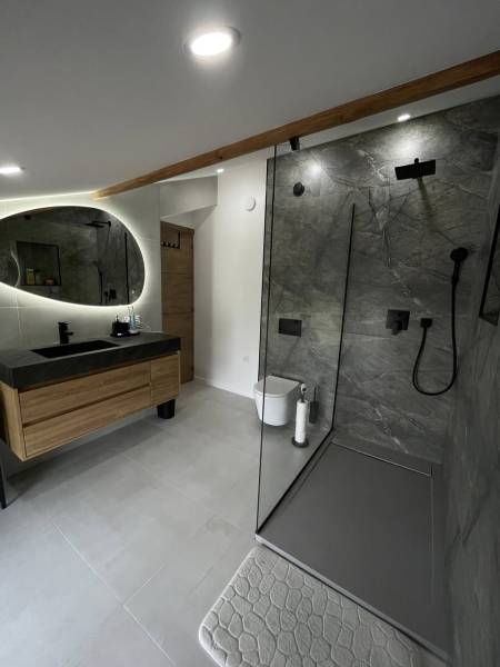 Salle de bain haut de gamme clé en main à Bordeaux : design épuré, équipements premium et confort digne d’un palace