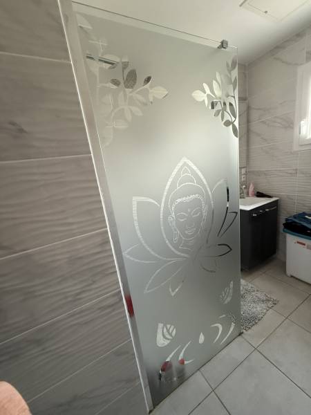 Installation de Paroi de douche à Bordeaux 33 : élégance, sécurité et sur-mesure avec Help Confort