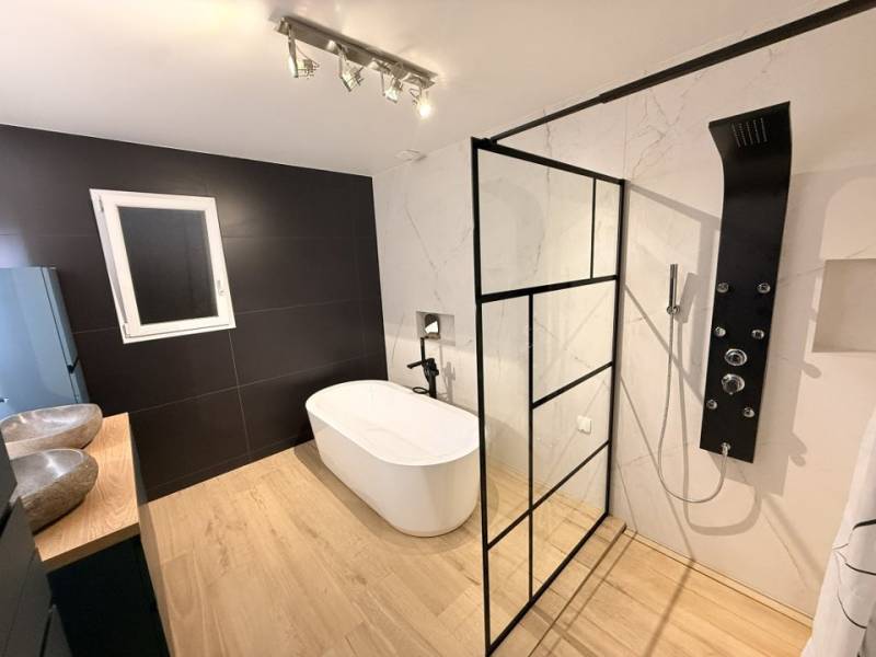 Votre devis gratuit pour une salle de bain moderne et luxueuse à Bordeaux avec pierre, verre, zellige et finitions premium