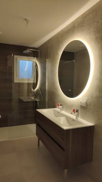 Installation de salle de bain moderne haut de gamme à Bordeaux avec des matériaux dignes des plus grands hôtels de luxe
