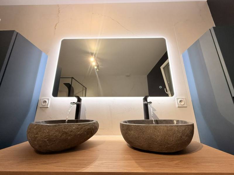 Salle de bain contemporaine et design à Bordeaux : les fonctionnalités haut de gamme qui séduisent les amateurs de luxe