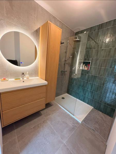Rénover une salle de bain style hôtel à Villenave-d’Ornon avec éclairage LED indirect et miroir connecté