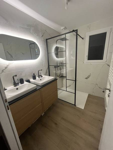 Rénover une salle de bain haut de gamme à Cestas vers Bordeaux avec double vasque suspendue