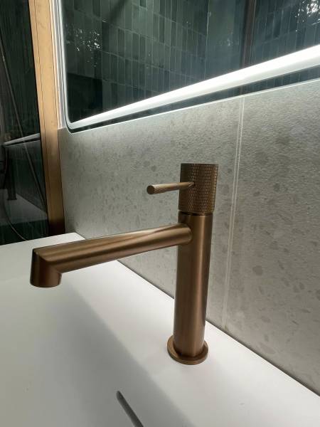 Transformer une salle de bain ancienne à Le Bouscat Bordeaux avec zellige beige et robinetterie dorée