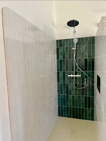Créer une salle de bain design à Mérignac près de Bordeaux avec douche italienne ouverte haut de gamme
