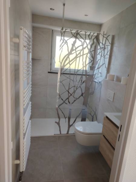 Créer un espace bain moderne à Eysines autour de Bordeaux avec receveur extra-plat et paroi minimaliste