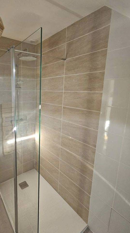 Aménager une salle de bain contemporaine à Talence près de Bordeaux avec carrelage grand format 2026