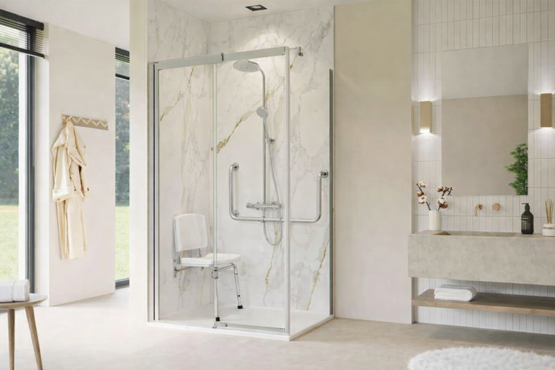 Transformation baignoire en douche à Pessac proche Bordeaux avec paroi Pastel 8 mm or brossé et panneaux Vipanel Carrare doré