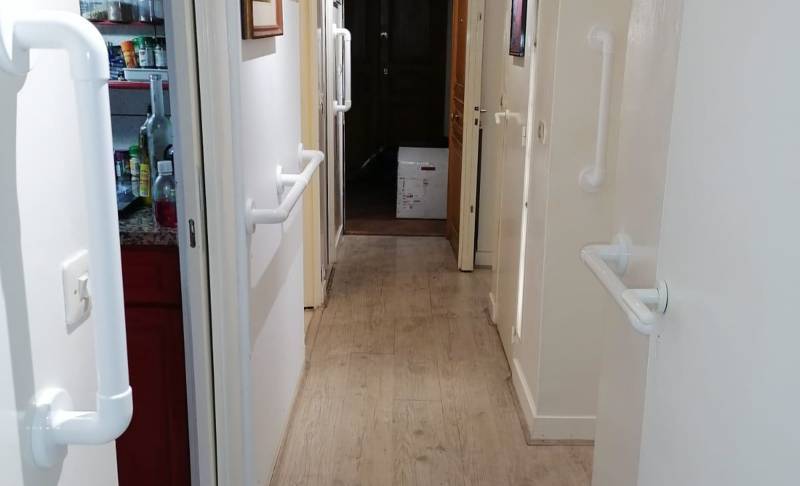 Devis pour installer dans le couloir des mains courantes en PVC, aluminium ou en bois pour sécuriser les logements à Marcheprime 33380