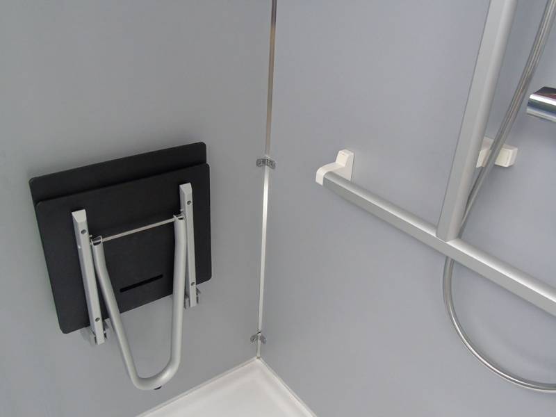 Demandez un devis pour installer un siège PMR rabattable avec une barre de maintien dans votre douche et améliorer l'accessibilité à Andernos-les-Bains 33510