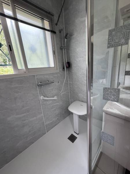Remplacer une baignoire par une douche accessible pour sénior sur Bordeaux