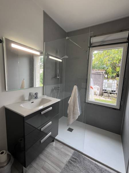 Rénovation de salle d'eau moderne avec receveur, colonne de douche, paroi de douche, meuble vasque et miroir leds connecté à Gradignan 33170