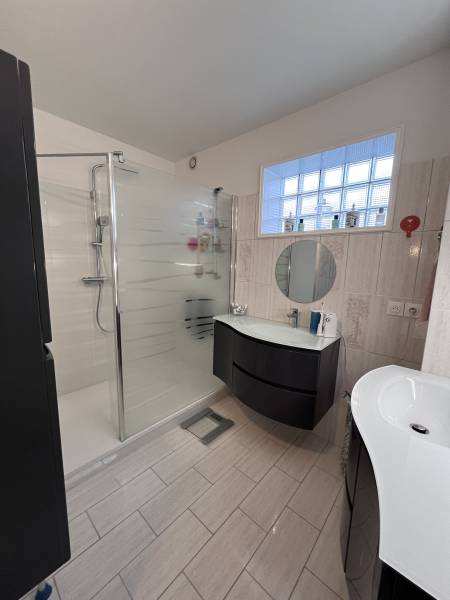 Rénovation complète d'une salle de bain avec douche, receveur, paroi de douche, meuble vasque, miroir leds pour sécuriser les séniors et PMR à Martignas sur jalle 33127