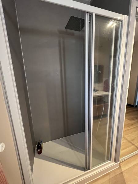 Douche à l'italienne avec receveur, panneaux muraux décoratifs, colonne de douche et paroi de douche coulissante avec 3 volets à Saint Jean d'Illac 33127