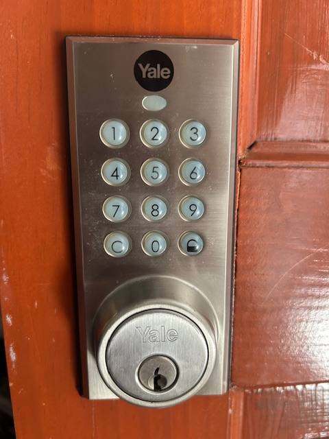 Ferme porte automatique pour sénior PMR en Gironde