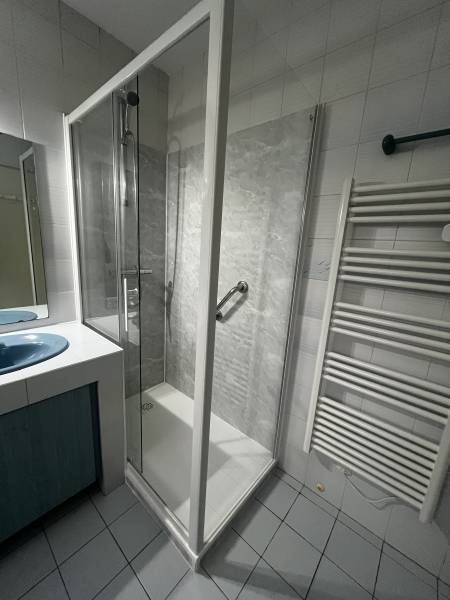 Installation de douche senior et PMR à Cestas proche de Bordeaux afin de sécuriser la salle de bain