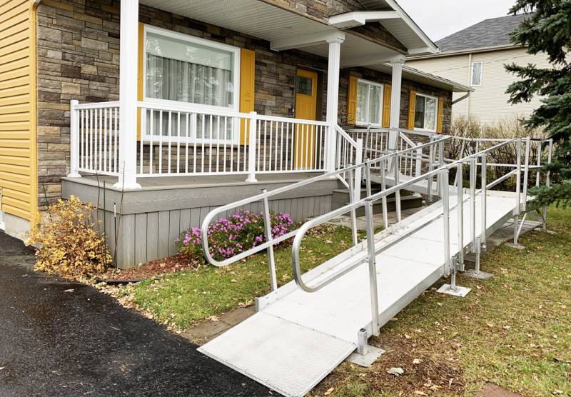 Rampe d'accès pour un logement afin de sécuriser l'accès pour une personne à mobilité réduite ou séniors à Pessac 33318