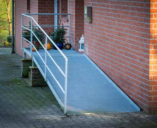 Quelle largeur pour une rampe PMR extérieure à Parentis-en-Born 40160 ? Normes, dimensions, inclinaison et conseils essentiels.