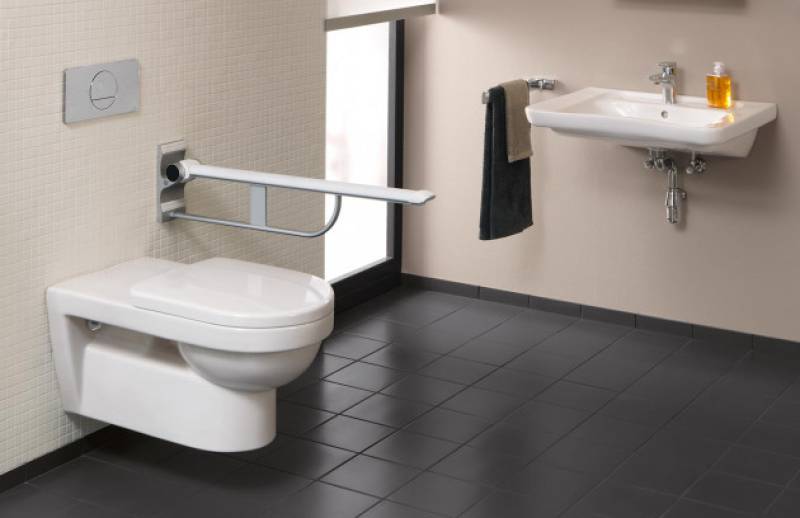 WC suspendue avec une barre d'appuie permettant d'éviter les chutes et de rendre confortable le logement des PMR et séniors à Lanton 33138