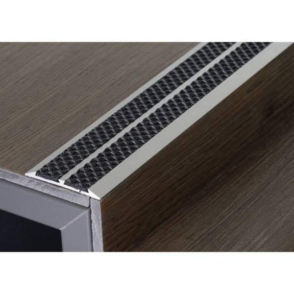 Aménagement d'un escalier intérieur avec une rampe et des marches anti-dérapantes pour sécuriser votre résidence à Gujan Mestras 33470