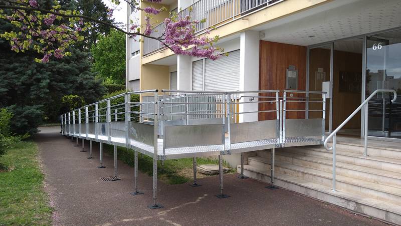 Comment calculer les dimensions et l'inclinaison d'une rampe pour handicapé conforme à Lanton 33138 ?